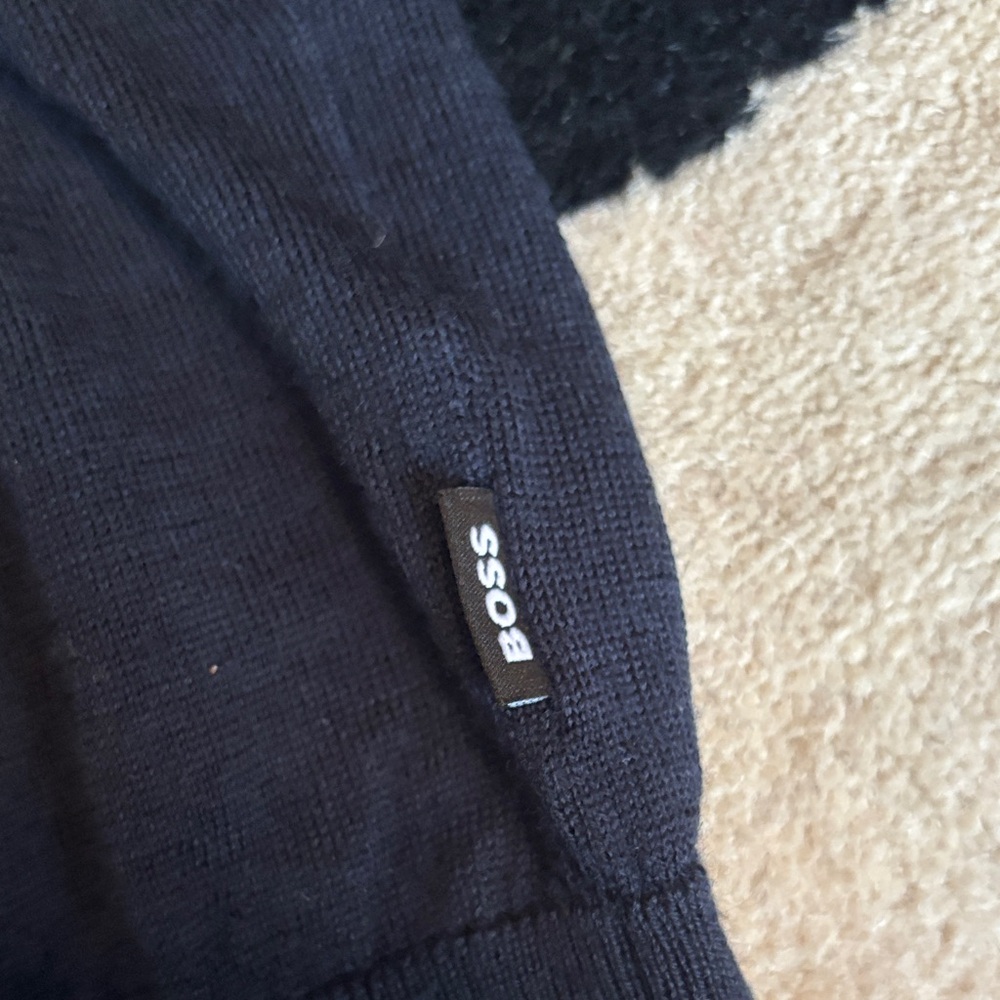 Boss Men navy  Sweater size large - Picture 4 of 4